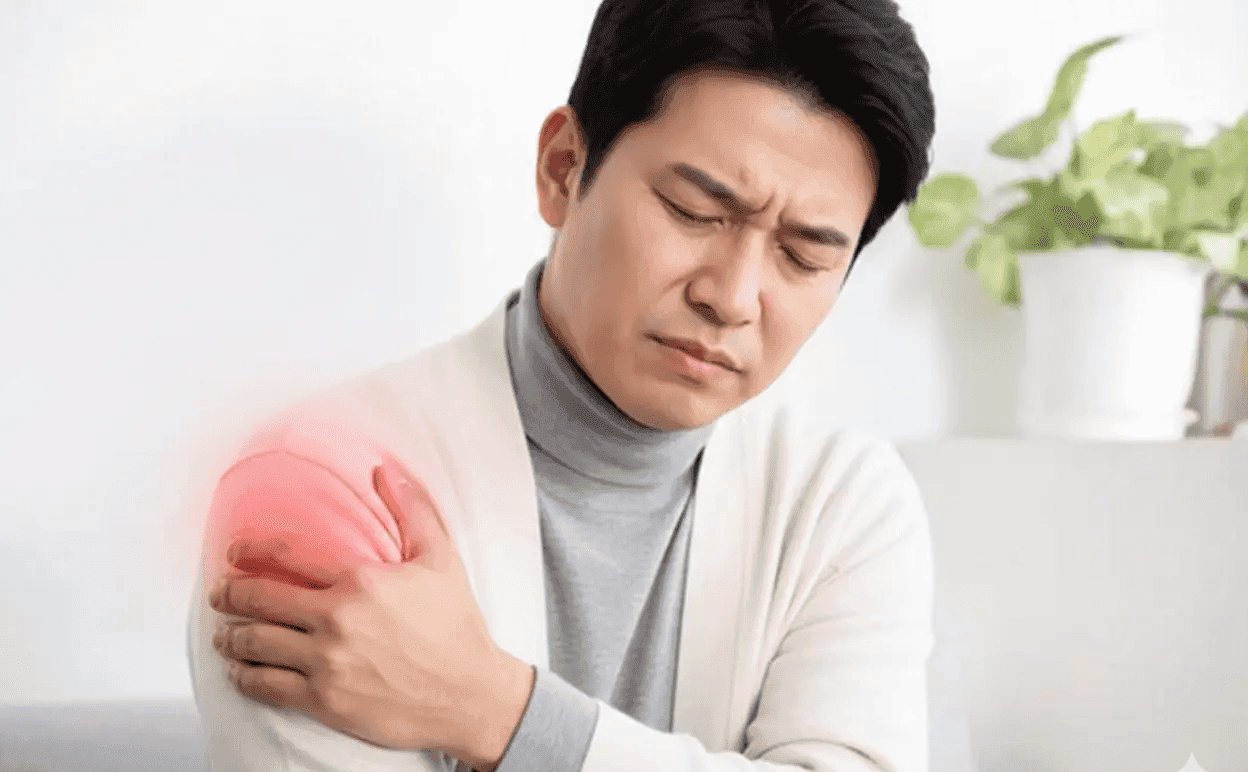Shoulder muscle tear: causes, symptoms, and treatment methods