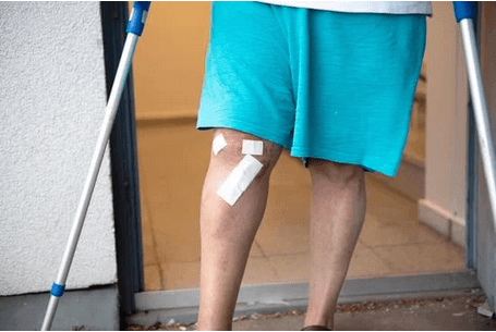 ما هي عملية تغيير مفصل الركبة؟