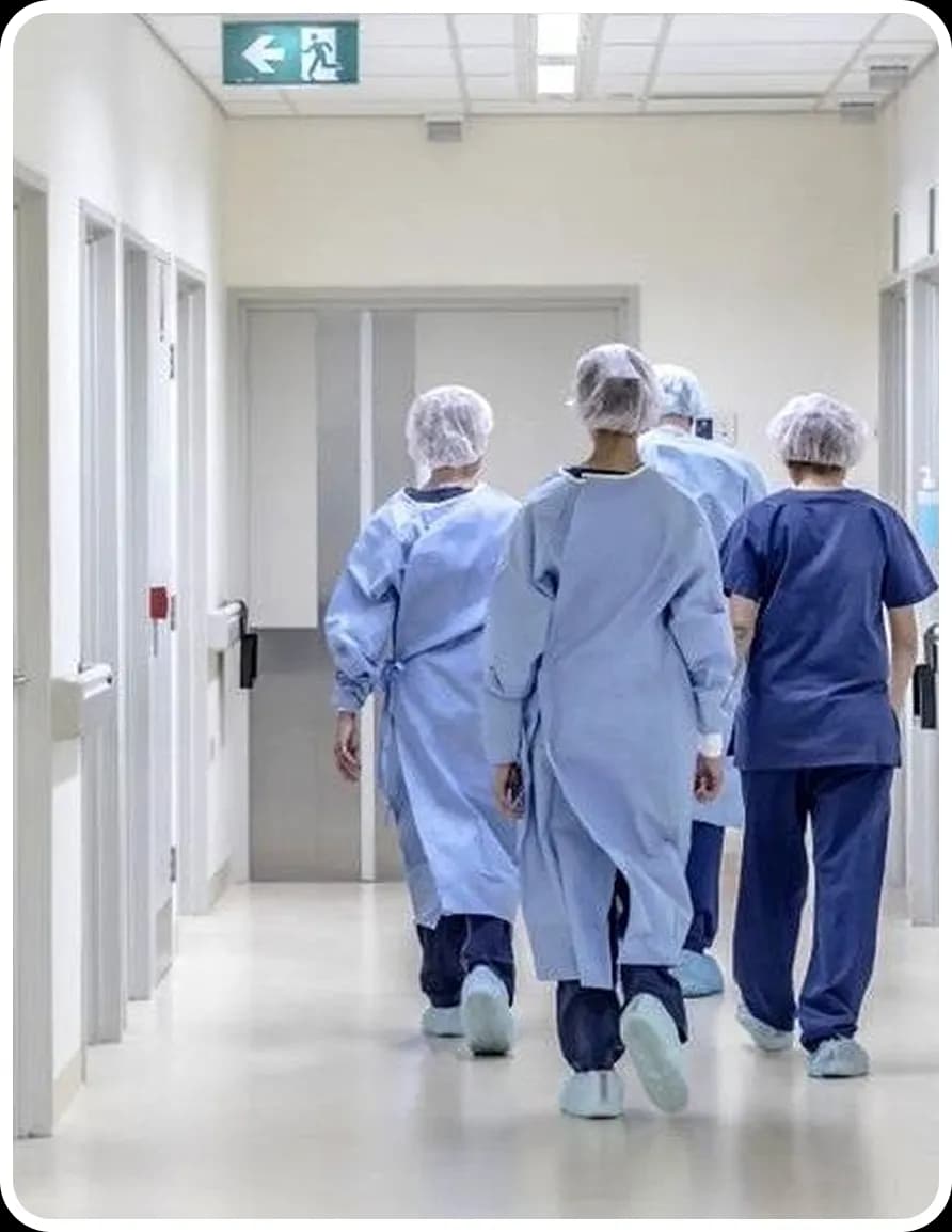 طاقم طبي في ممر المستشفى